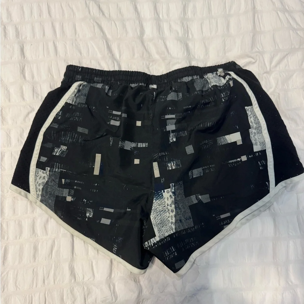 Under Armour Geometric Women’s Shorts - Picture 3 of 4